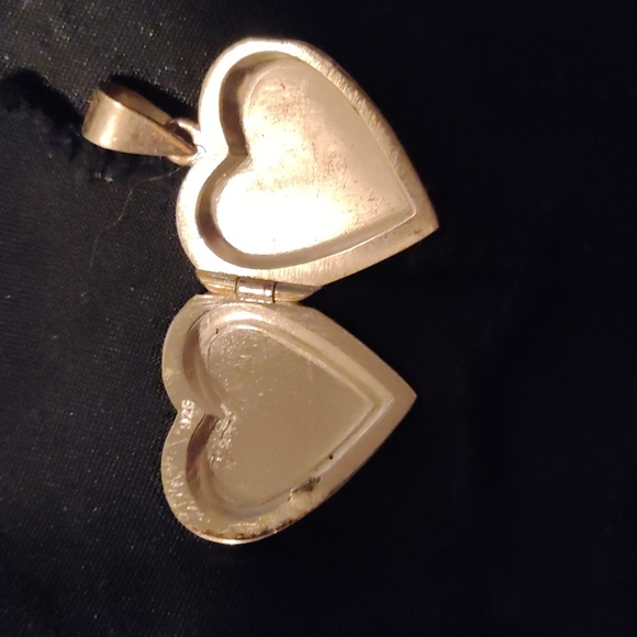 Beautiful Silver heart shaped locket. - Picture 2 of 2